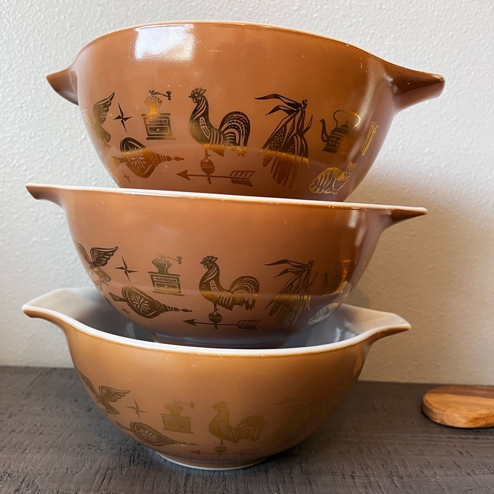 3 1.5 Qt bowls & 1 1.5 qt divided bowl.